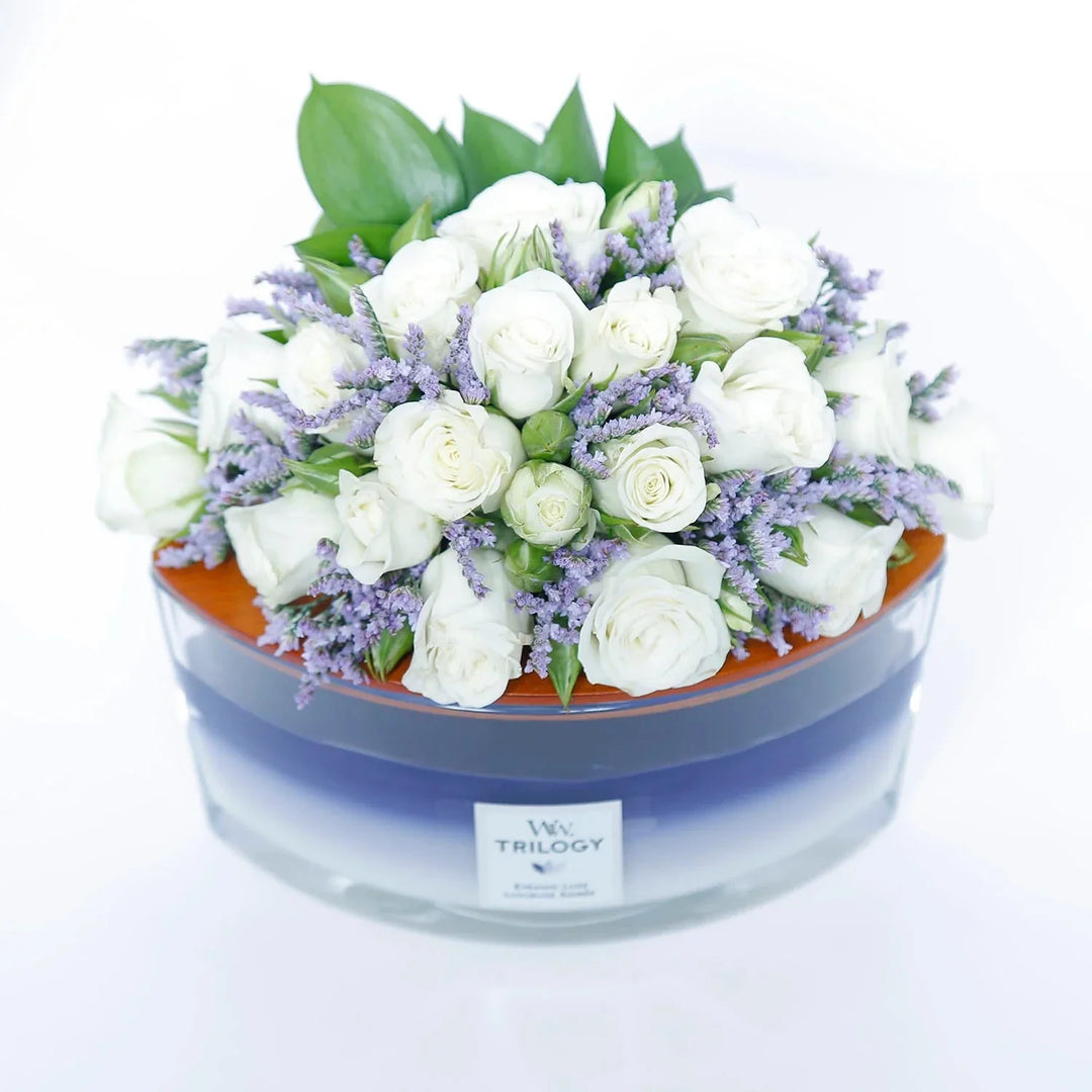 شمعة وودويك البيضاوية - إيفنينغ لوكس مع ترتيب زهور أنيق