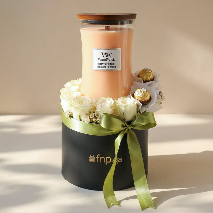 شمعة وودويك الفاخرة مع شوكولاتة فيريرو روشيه وتنسيق ورود بيضاء