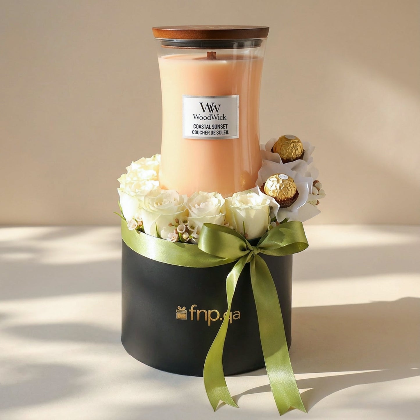 شمعة وودويك الفاخرة مع شوكولاتة فيريرو روشيه وتنسيق ورود بيضاء