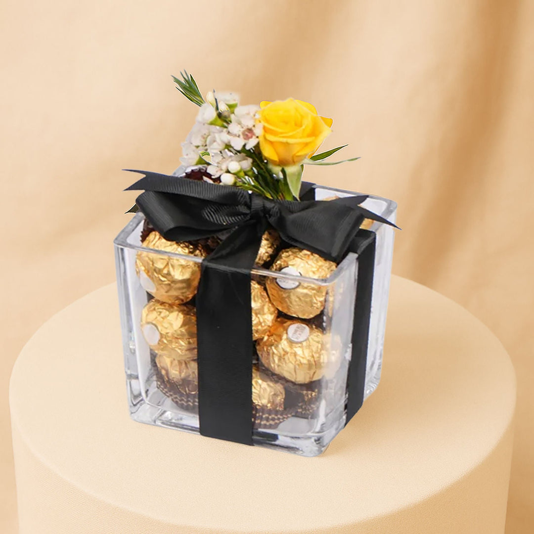 باقة من الورود الصفراء والبرتقالية مع مجموعة هدايا شوكولاتة فيريرو روشيه الفاخرة