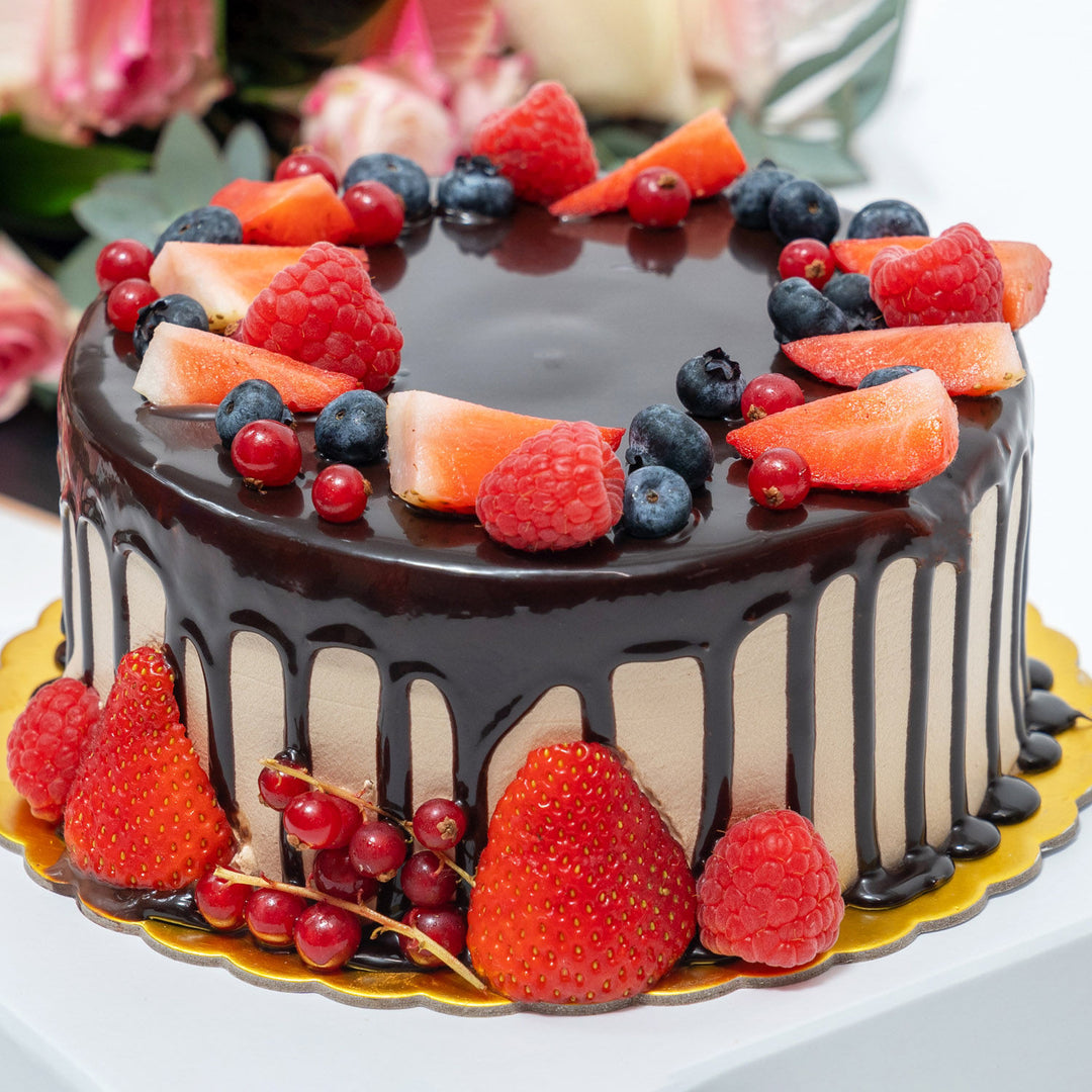 باقة ورد وردية رائعة مع كعكة الشوكولاتة والتوت الفاخرة