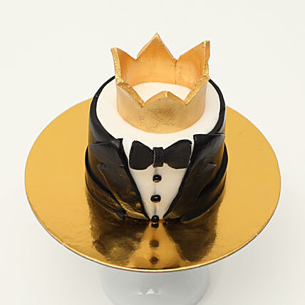 كيكة التوكسيدو الأنيقة مع تاج ذهبي