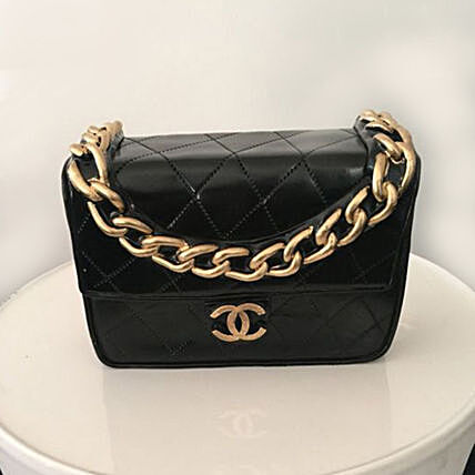 كيك ثلاثي الأبعاد بطابع شانيل الفاخر