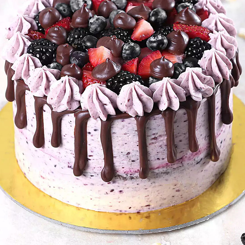 Irresistible Vanilla Berry Delight Cake