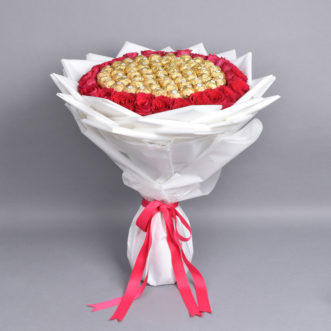 باقة من الشوكولاتة والورود الفاخرة