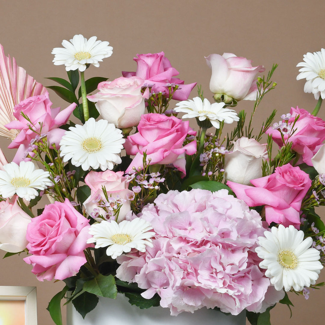 ترتيب زهور أنيق مع إطار صورة شخصي