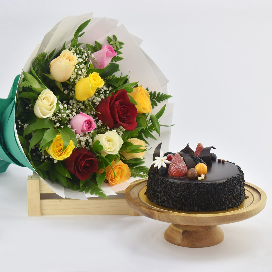 باقة أنيقة من الورود المتعددة الألوان مع كعكة الشوكولاتة الفاخرة