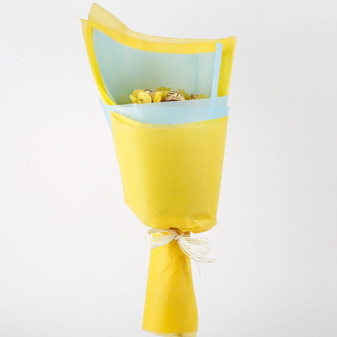 باقة شوكولاتة فيريرو روشيه فاخرة بتغليف أنيق باللونين الأصفر والأزرق