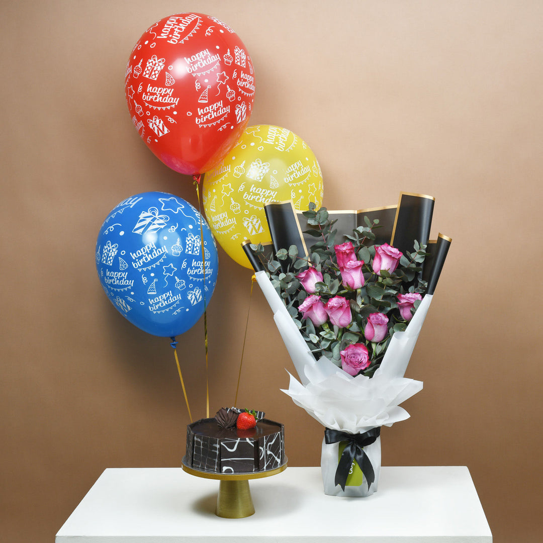 احتفل بأناقة: مجموعة هدايا الورود الأرجوانية الساحرة وكعكة الشوكولاتة الفاخرة