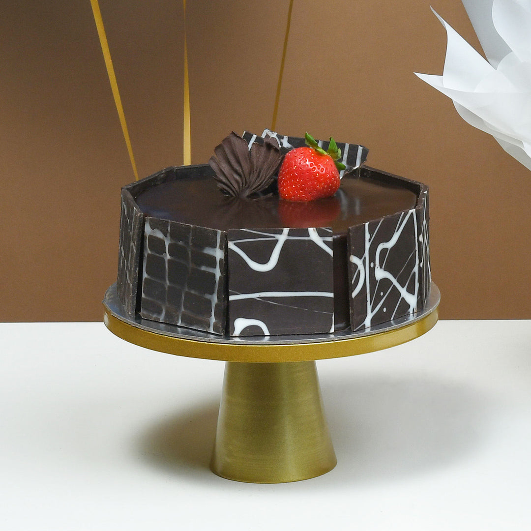 احتفل بأناقة: مجموعة هدايا الورود الأرجوانية الساحرة وكعكة الشوكولاتة الفاخرة