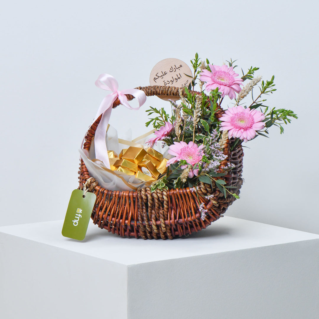 سلة جربيرا الوردية مع الشوكولاتة الفاخرة