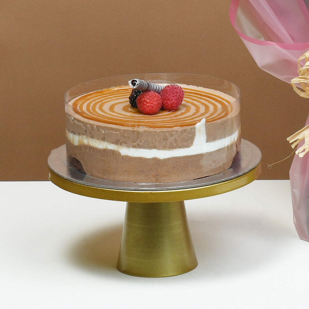 باقة ورود أنيقة مع كعكة الشوكولاتة الثلاثية الفاخرة