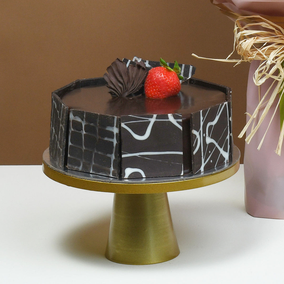 مزيج الورد الفاخر وكعكة الشوكولاتة الشهية