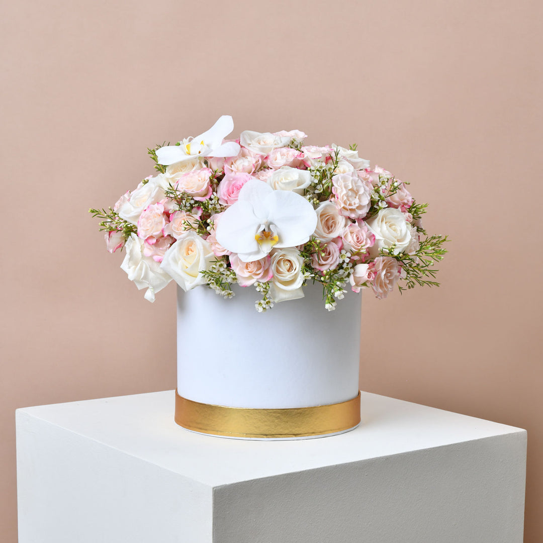 تنسيق ورود هارموني: ترتيب أنيق بالورود البيضاء والوردية