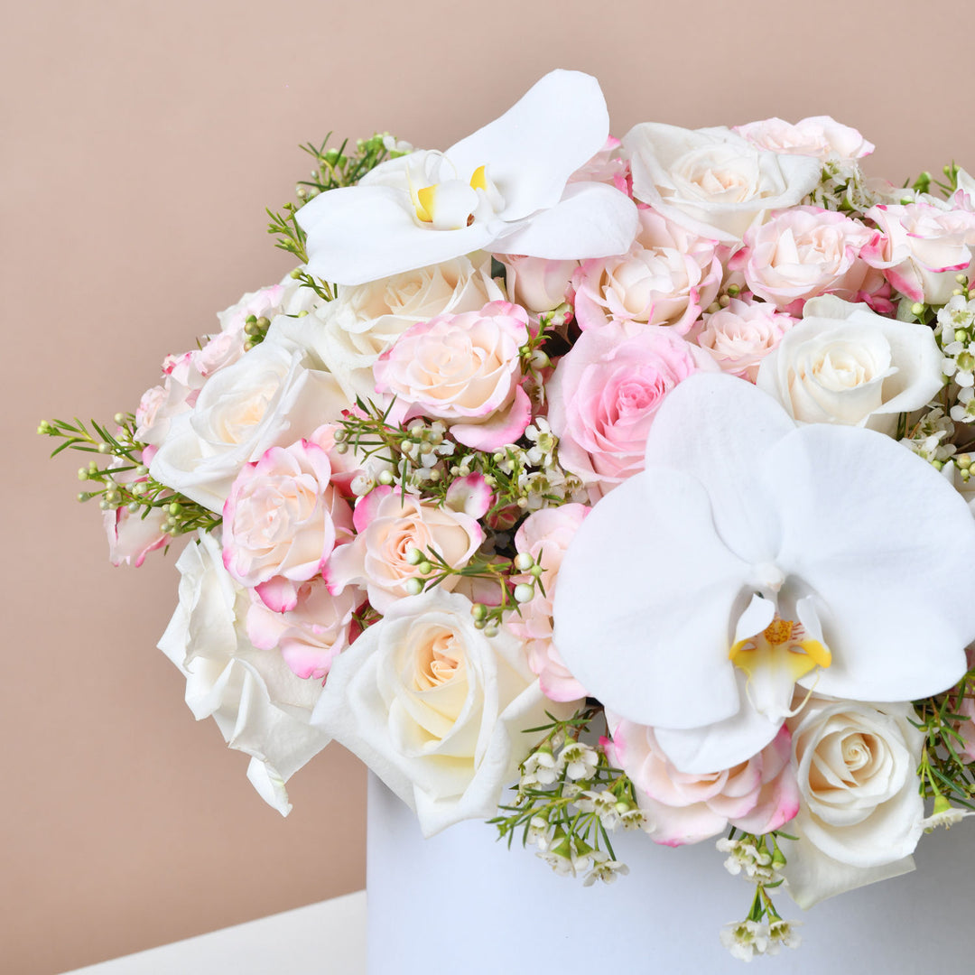 تنسيق ورود هارموني: ترتيب أنيق بالورود البيضاء والوردية