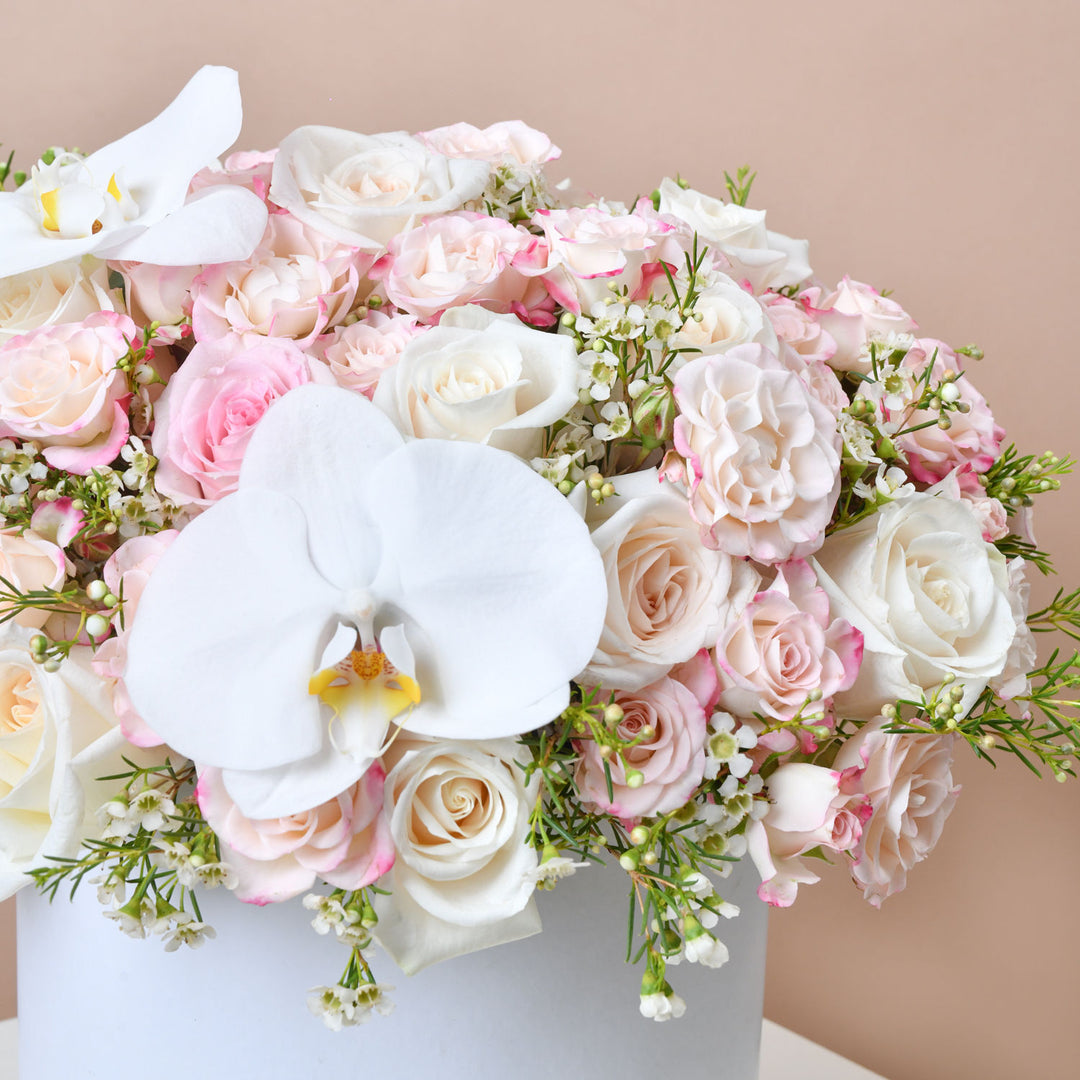 تنسيق ورود هارموني: ترتيب أنيق بالورود البيضاء والوردية