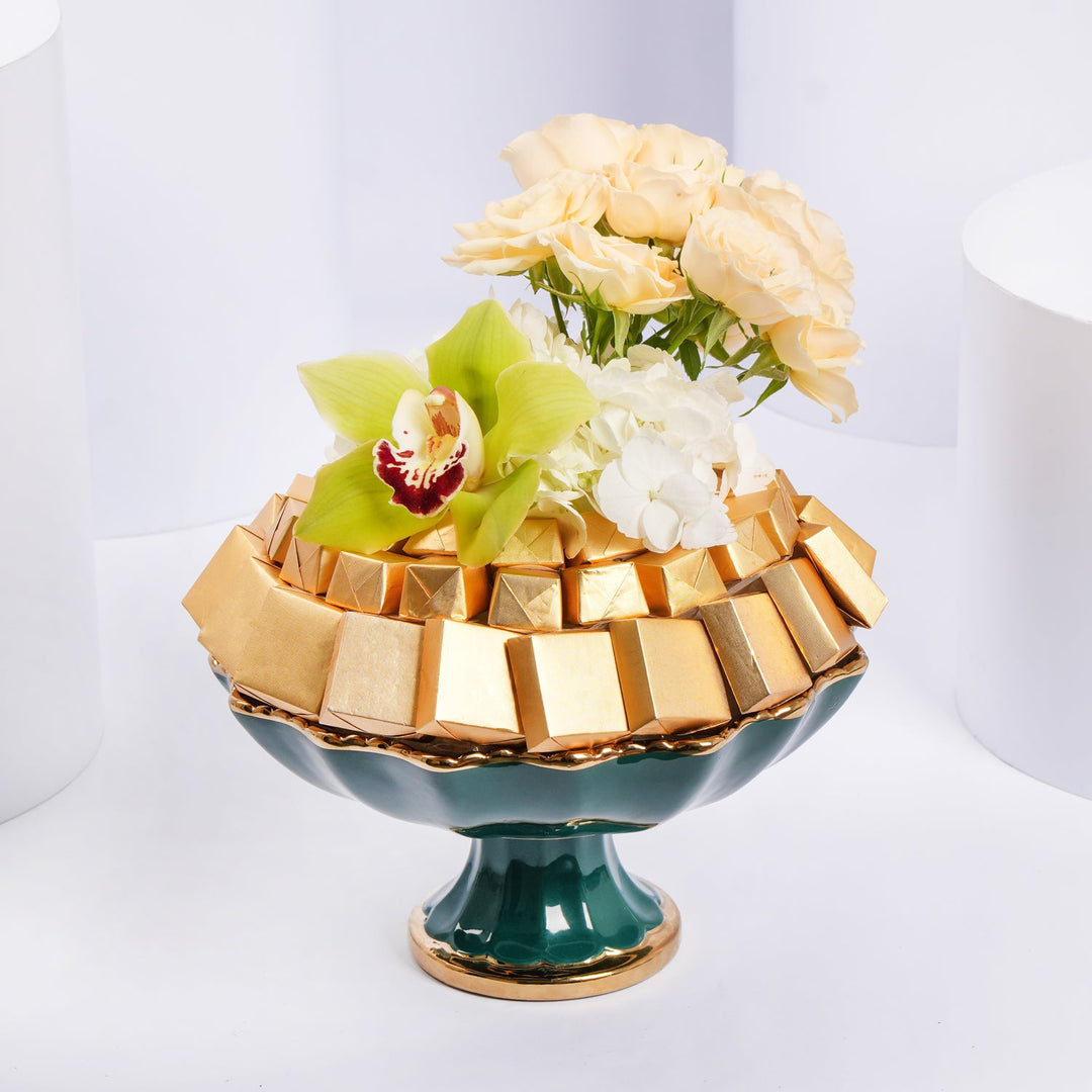 تألق الزهور: ترتيب الورود البيضاء والشوكولاتة الفاخرة