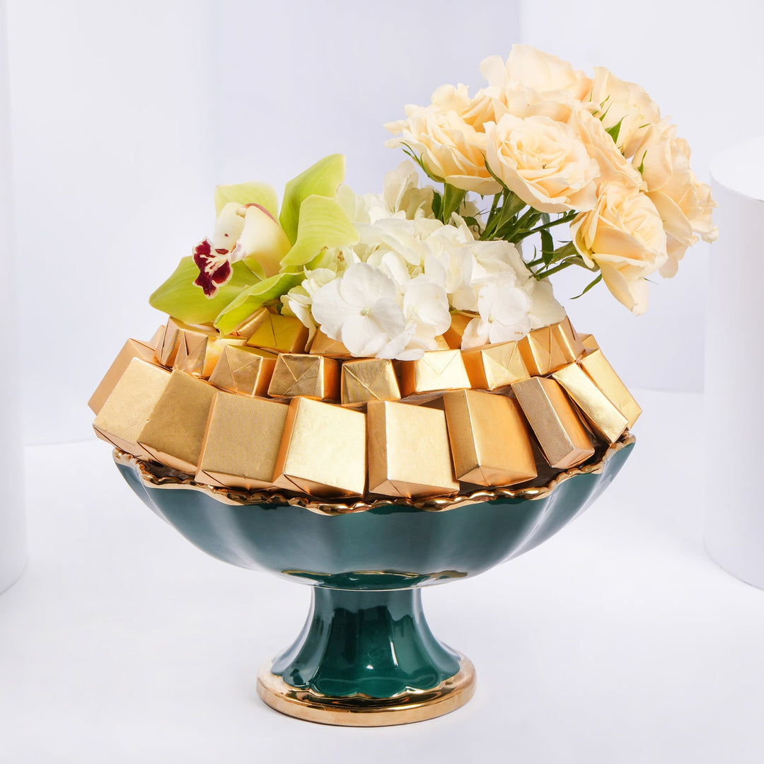 تألق الزهور: ترتيب الورود البيضاء والشوكولاتة الفاخرة