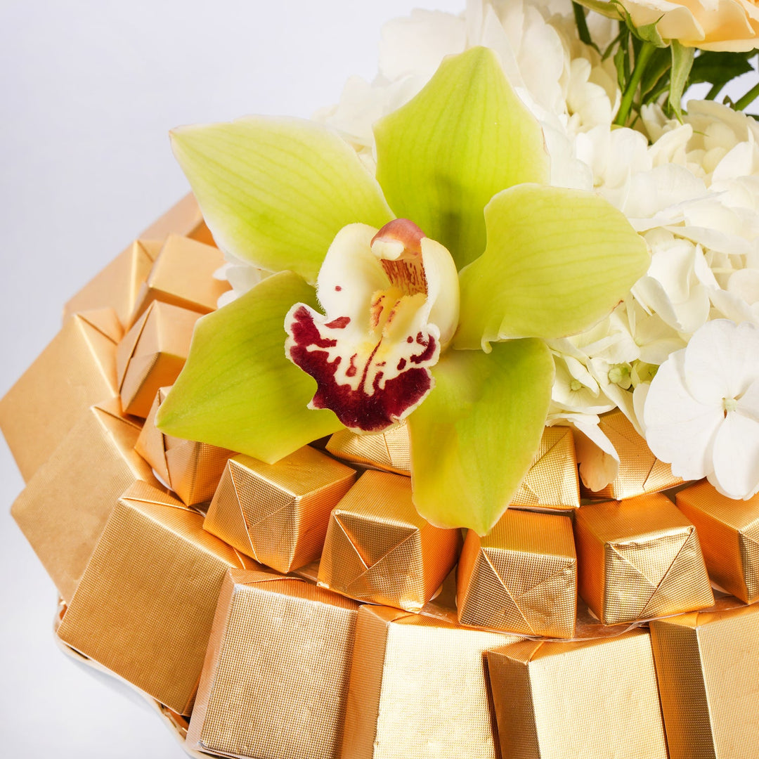 تألق الزهور: ترتيب الورود البيضاء والشوكولاتة الفاخرة