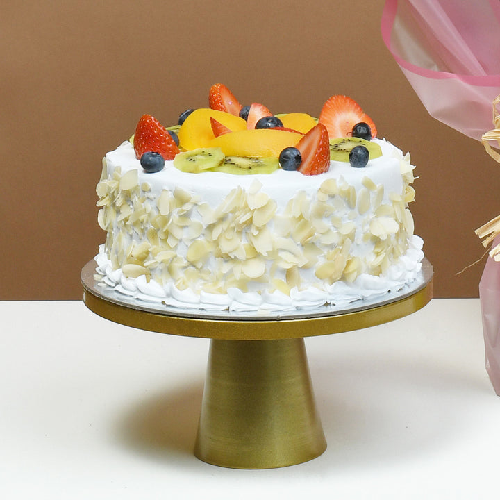 Elegant Bouquet of Blushing Roses with Delectable Fruit Cake