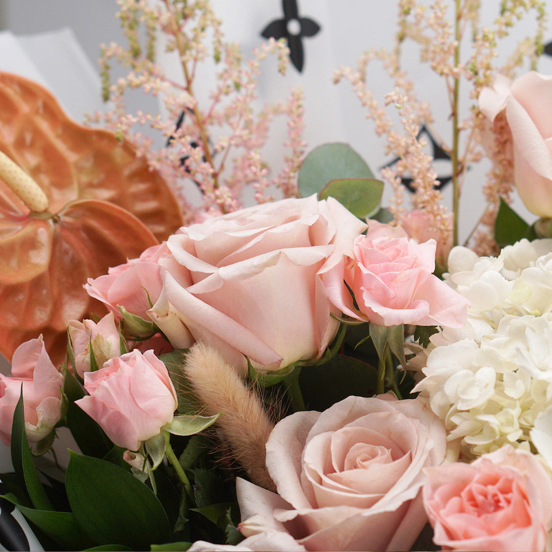 زهور مختلطة أنيقة في إناء خشبي دائري فني