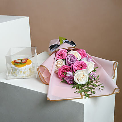 باقة ورود أنيقة مع كعكة بطعم الفواكه