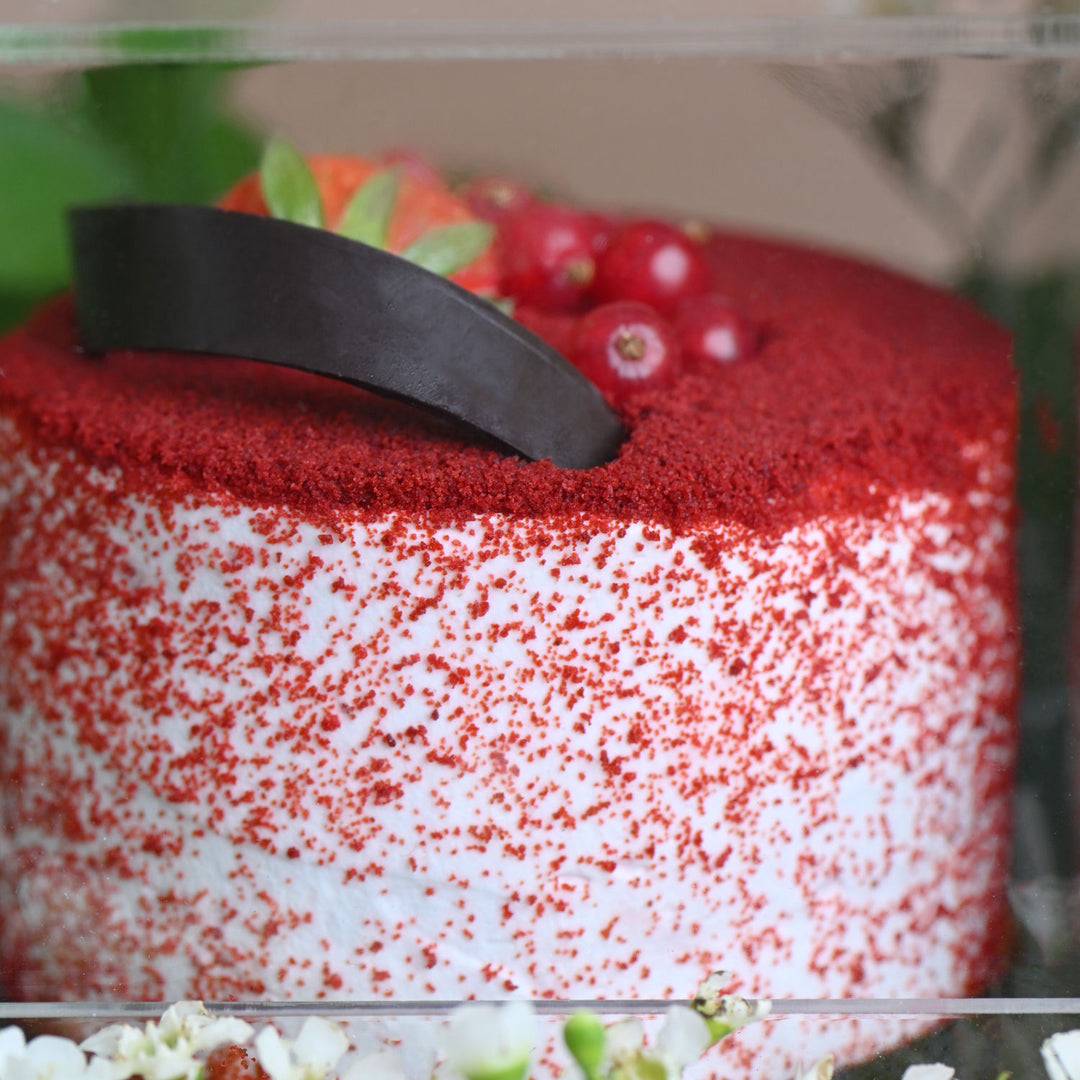 باقة ورد أنيقة مع كعكة ريد فيلفت