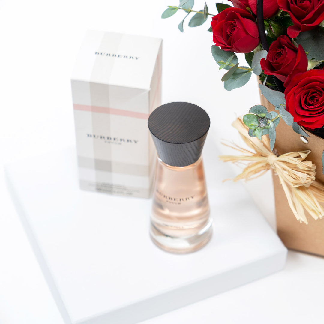 باقة ورود حمراء أنيقة مع شوكولاتة فاخرة وعطر فاخر