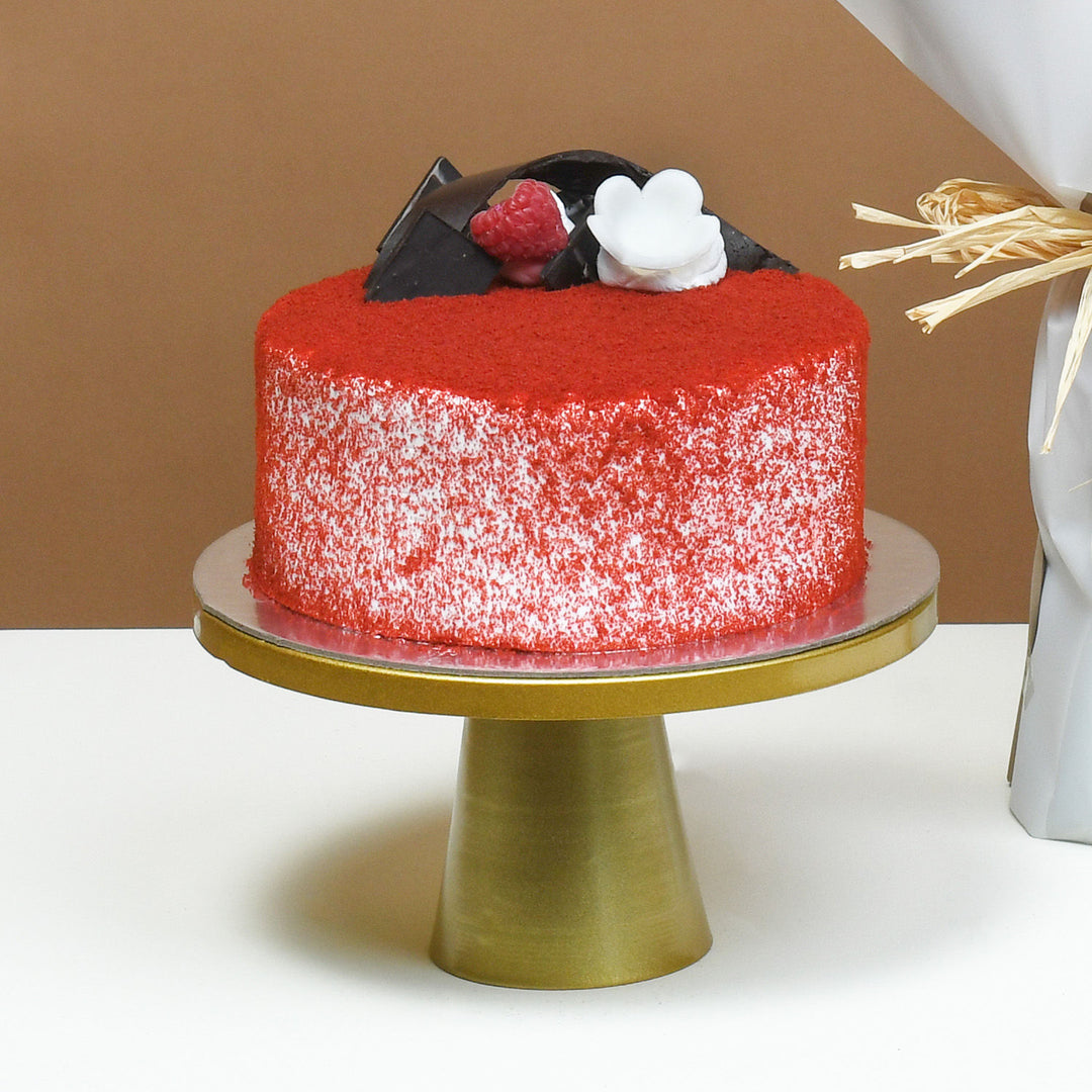 باقة ورود ملكية أنيقة مع كعكة مخملية حمراء شهية