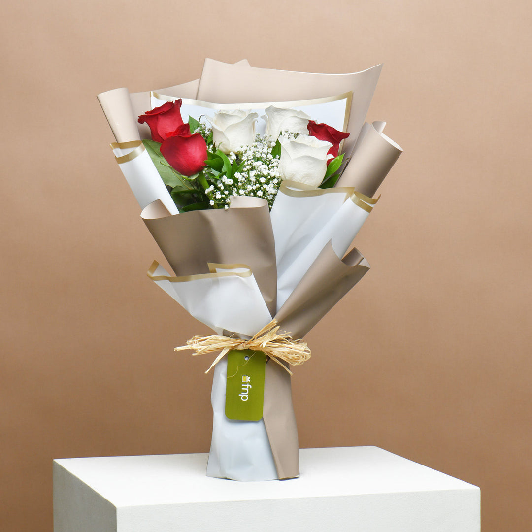 باقة ورود ملكية أنيقة مع كعكة مخملية حمراء شهية