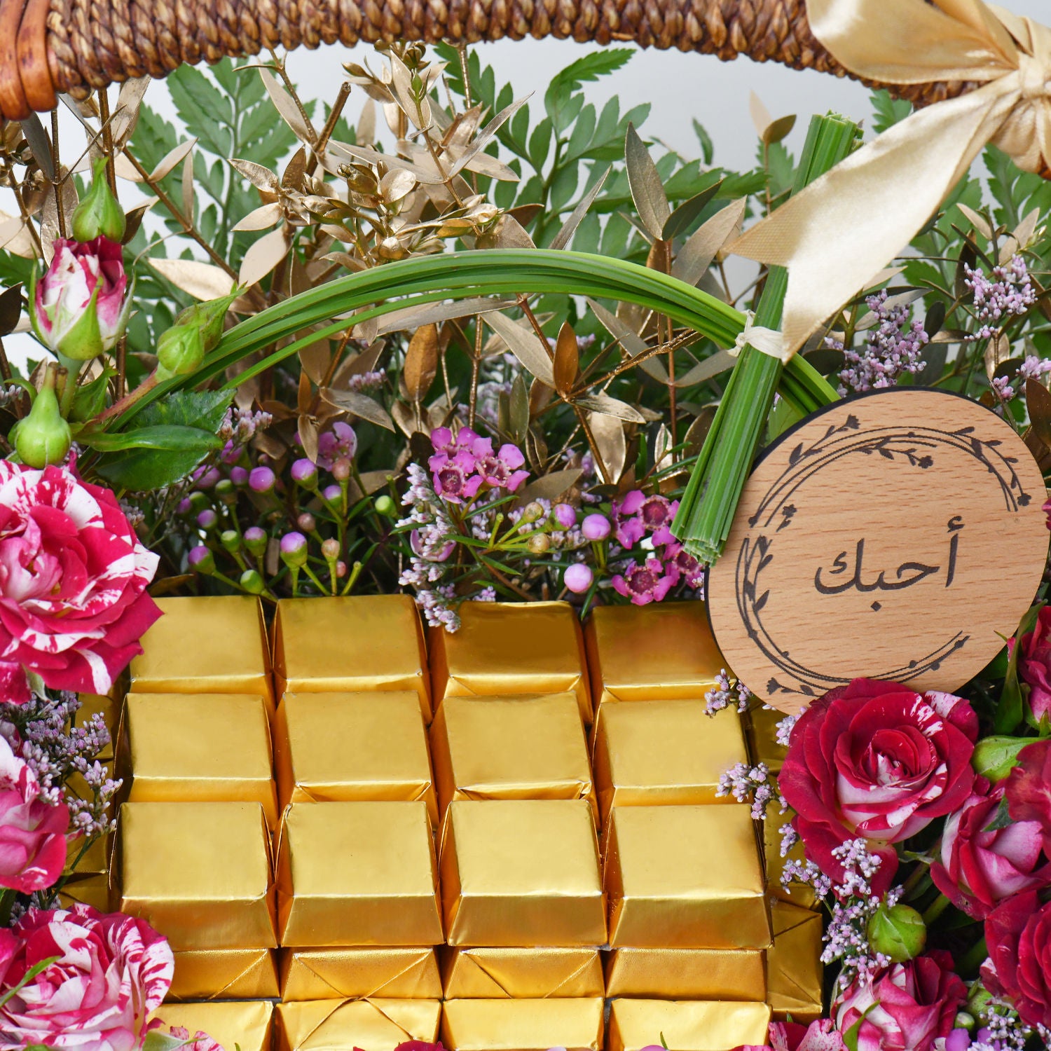 باقة ورد وردية جميلة في سلة مع شوكولاتة