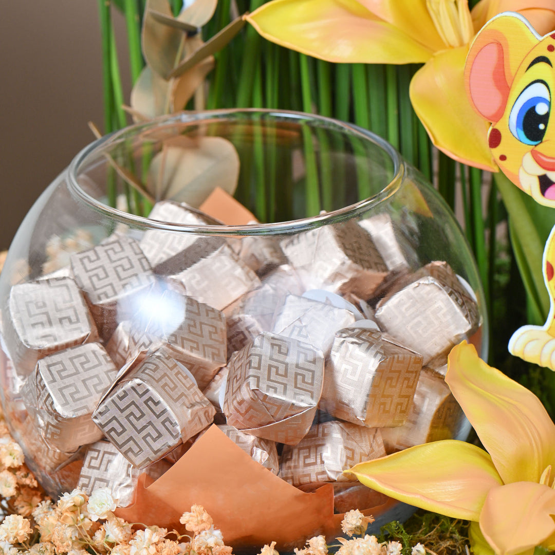 هدية ساحرة للمولود الجديد: ورود برتقالية وتوليب وشوكولاتة في صندوق خشبي