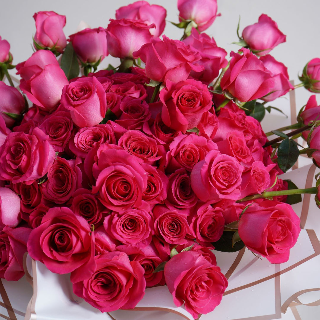 باقة ورود وردية داكنة رائعة - انفجار رائع من الأزهار