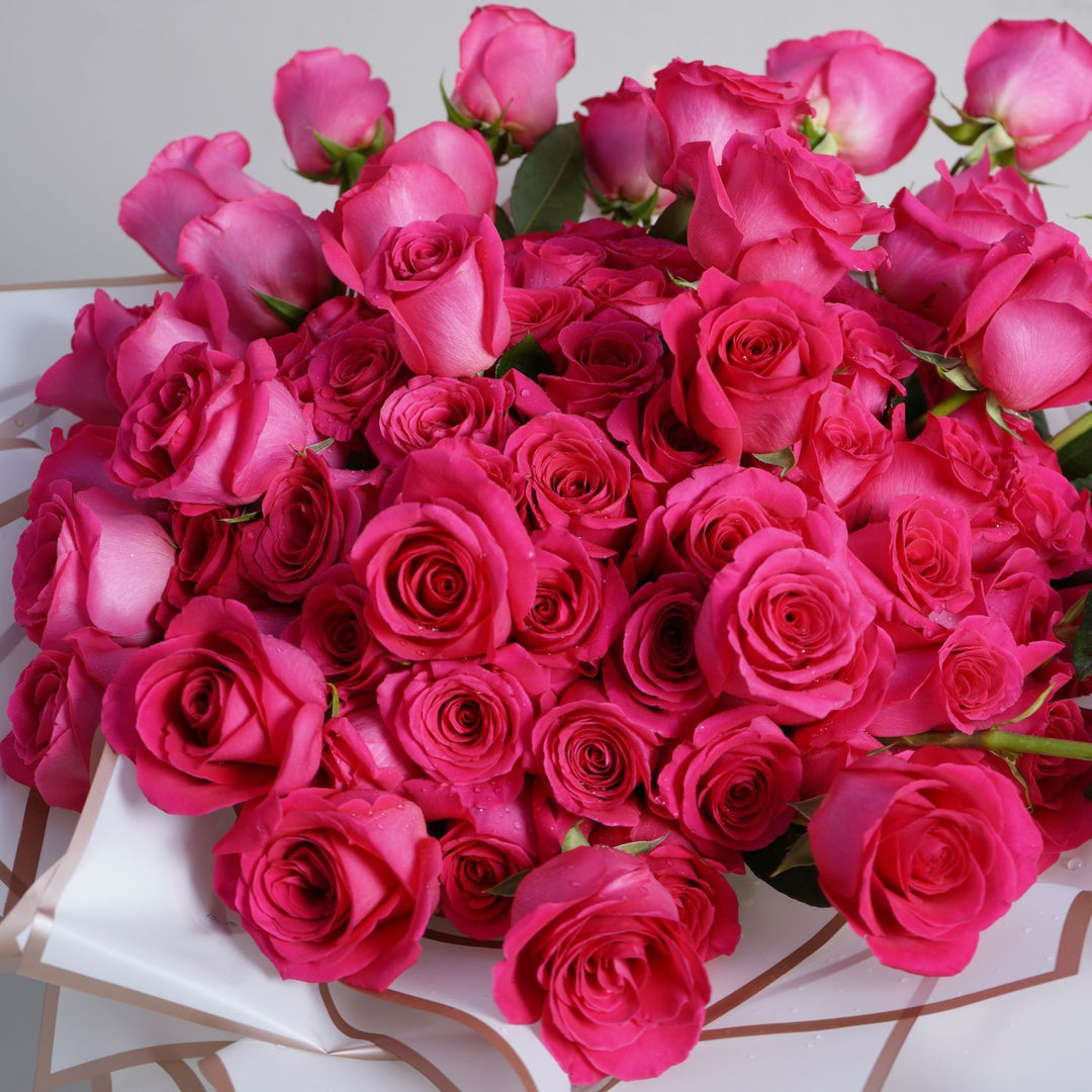 باقة ورود وردية داكنة رائعة - انفجار رائع من الأزهار