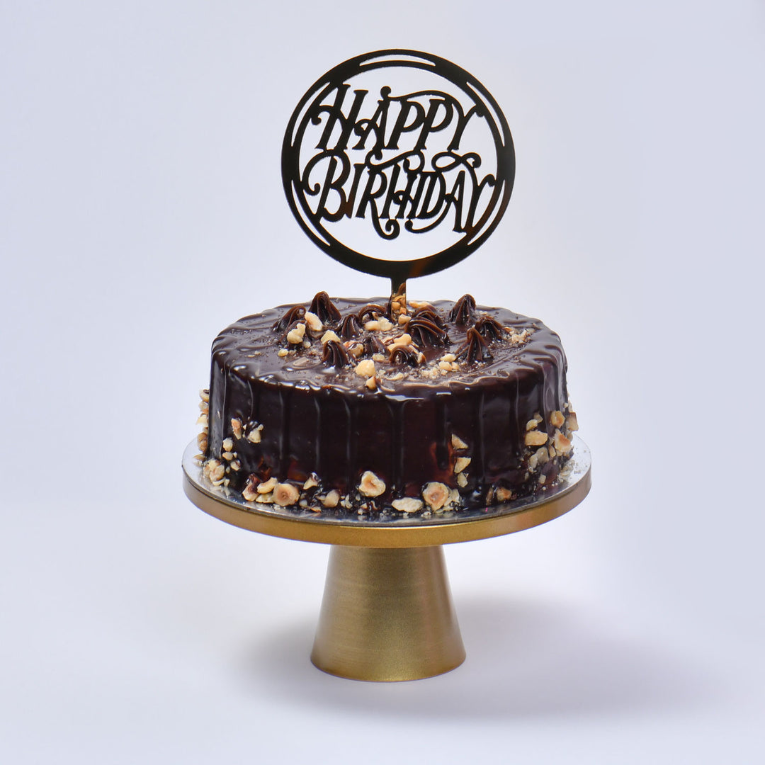 بهجة العشاق: باقة ورود وردية وحمراء أنيقة مع كعكة البندق بالشوكولاتة الفاخرة