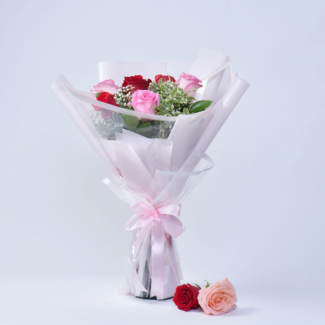 بهجة العشاق: باقة ورود وردية وحمراء أنيقة مع كعكة البندق بالشوكولاتة الفاخرة