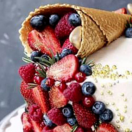 كيك الشوكولاتة المخروطي الفاخر مع التوت الطازج واللآلئ الذهبية