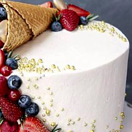 كيك الشوكولاتة المخروطي الفاخر مع التوت الطازج واللآلئ الذهبية