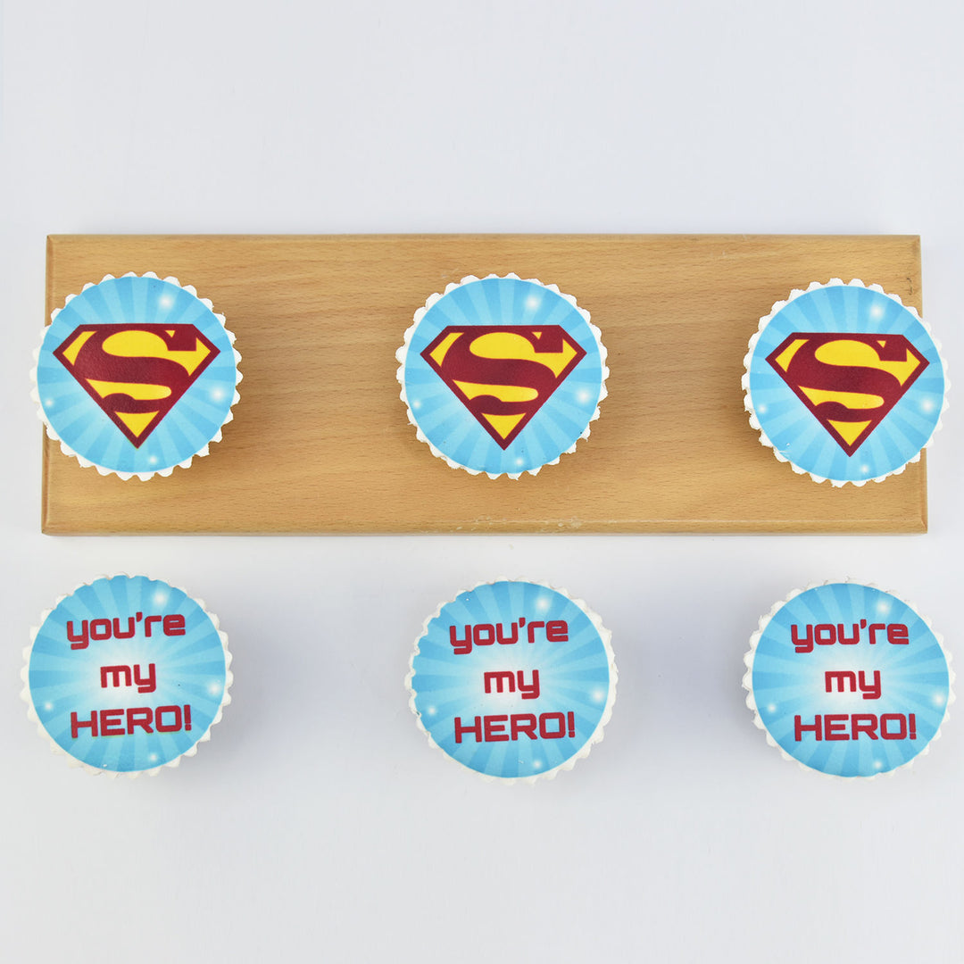 كب كيك الشوكولاتة بموضوع الأبطال الخارقين - إصدار 'أنت بطلي'